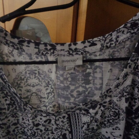 Avenue  Plus size 22/24 Shirt NWOT - Picture 2 of 3